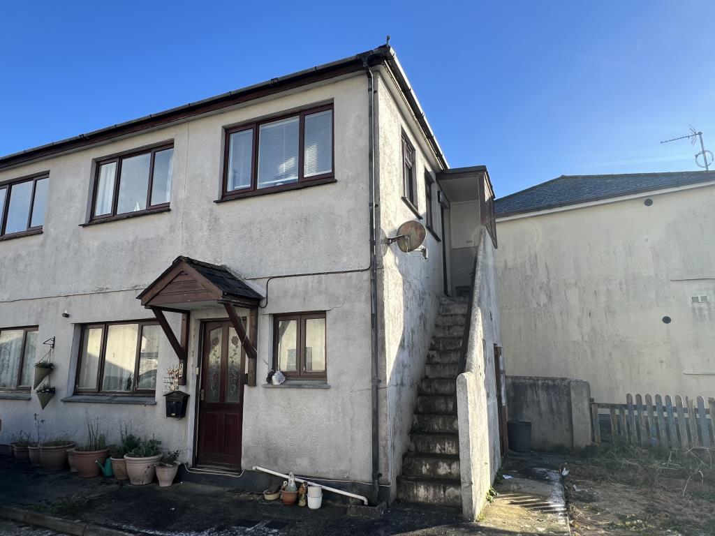Lot: 107 - GROUND FLOOR FLAT FOR REFURBISHMENT - View of the main building showing entrance